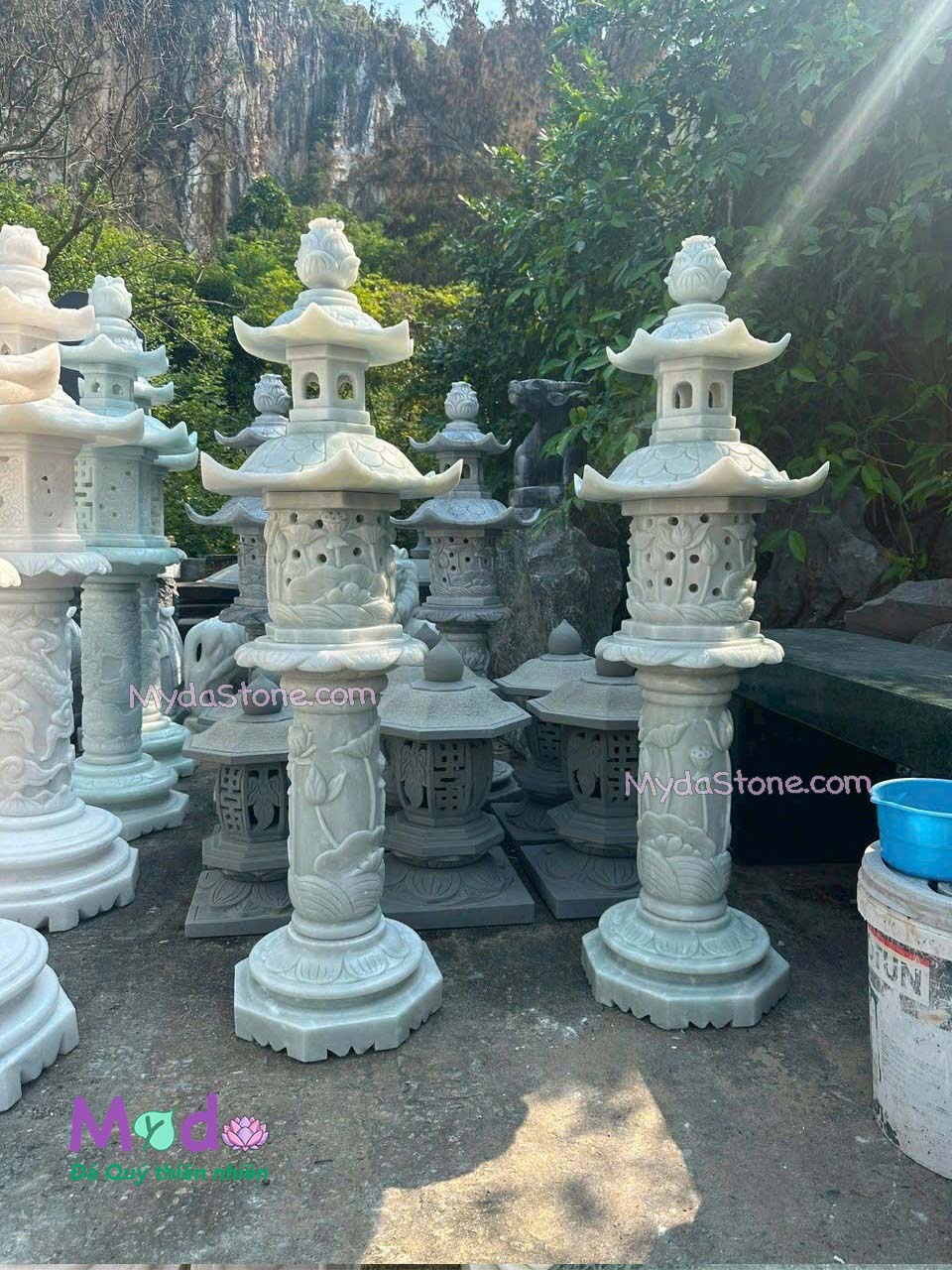 Đèn Đá Chạm Hoa Sen đá Cẩm Thạch Trắng Xanh