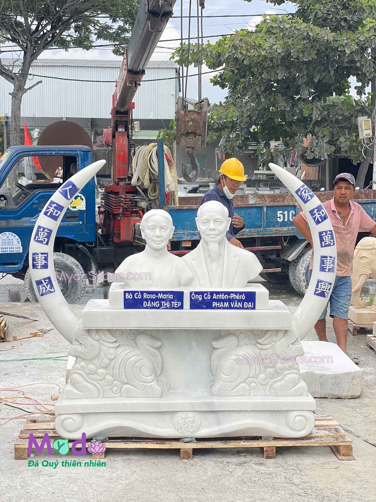 Tượng Chân Dung Bố Mẹ đá Cẩm Thạch Trắng