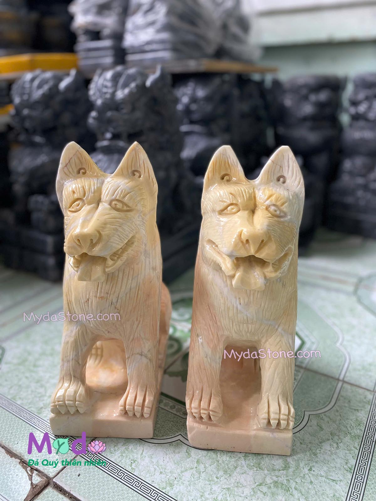 Tượng Chó đá Cà Rốt Vàng