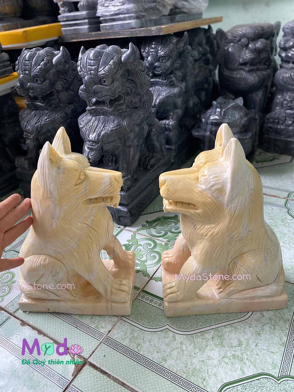 Tượng Chó đá Cà Rốt Vàng