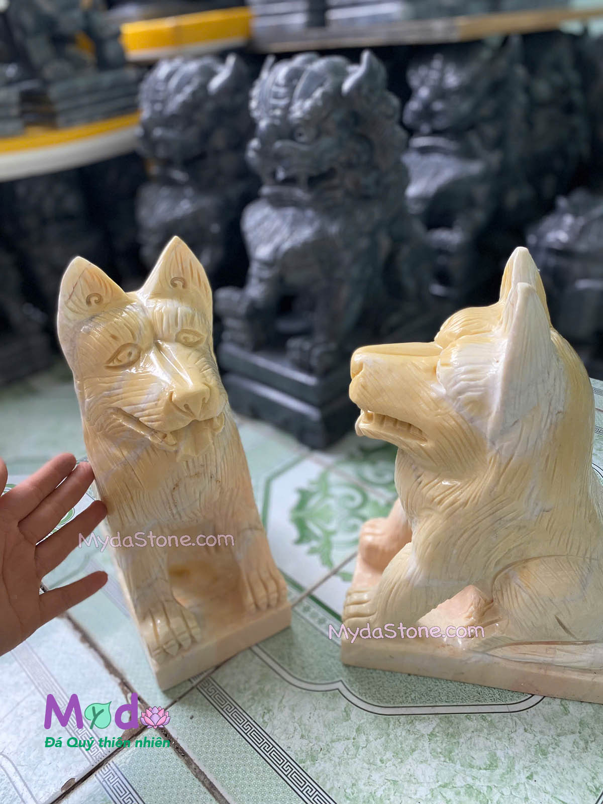 Tượng Chó đá Cà Rốt Vàng