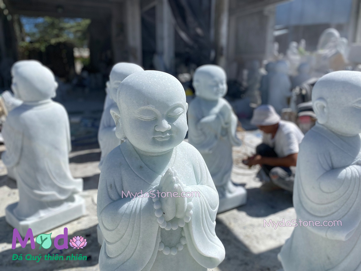 Tượng Chú Tiểu đá Cẩm Thạch Trắng Xanh