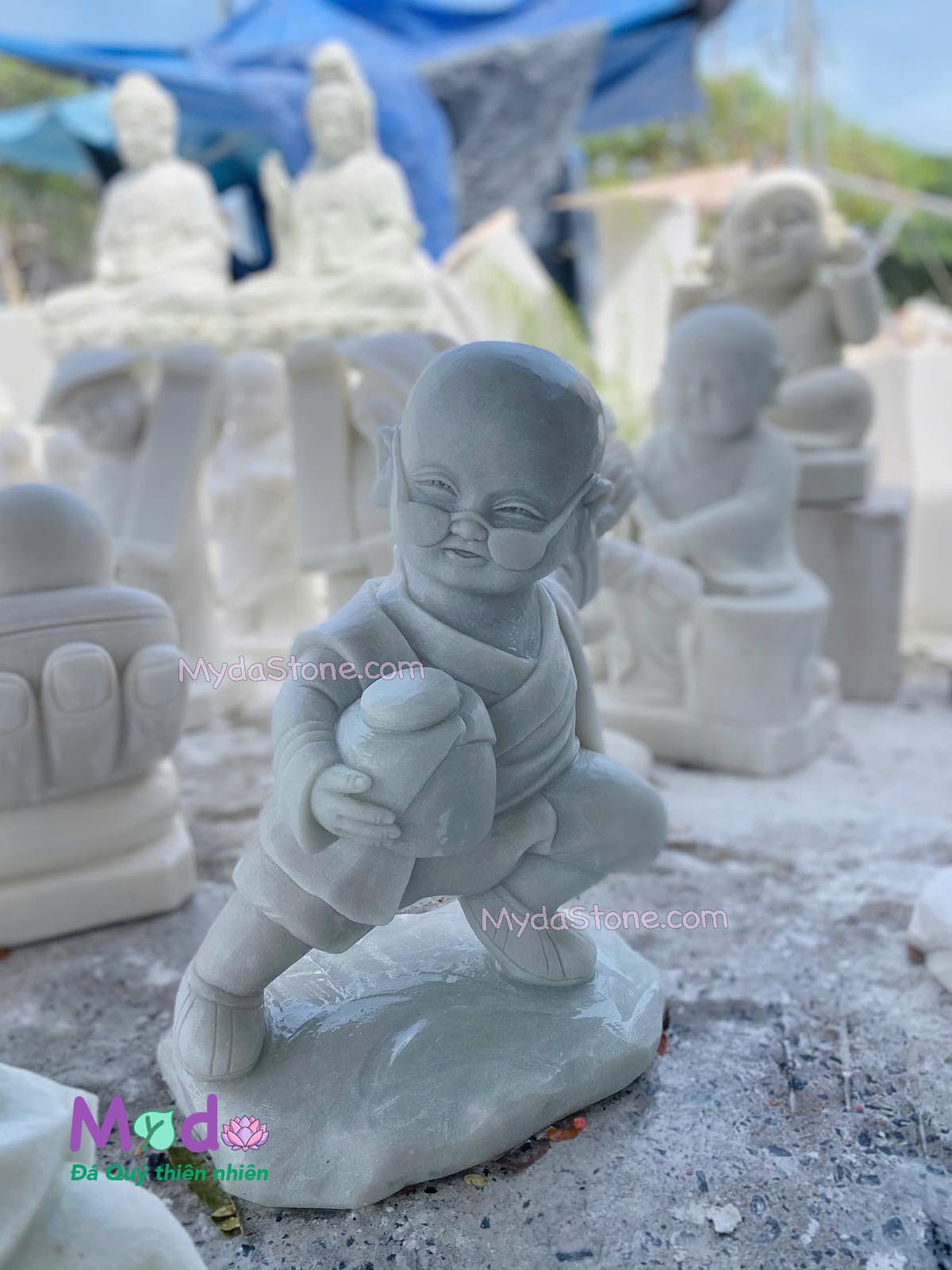 Tượng Chú Tiểu đá Cẩm Thạch Trắng Xanh