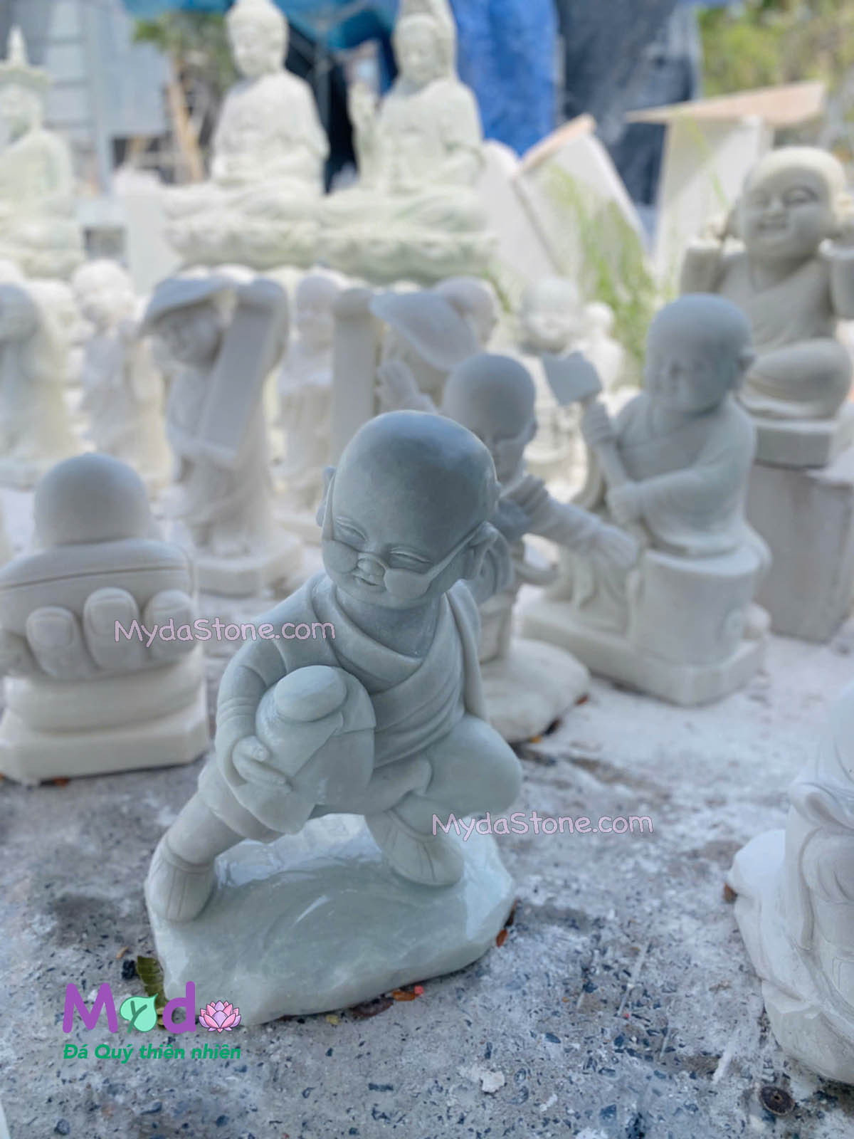 Tượng Chú Tiểu đá Cẩm Thạch Trắng Xanh
