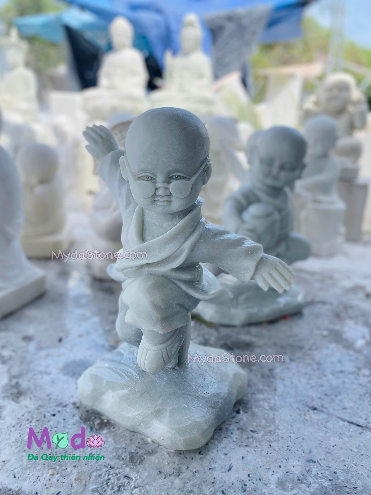 Tượng Chú Tiểu đá Cẩm Thạch Trắng Xanh