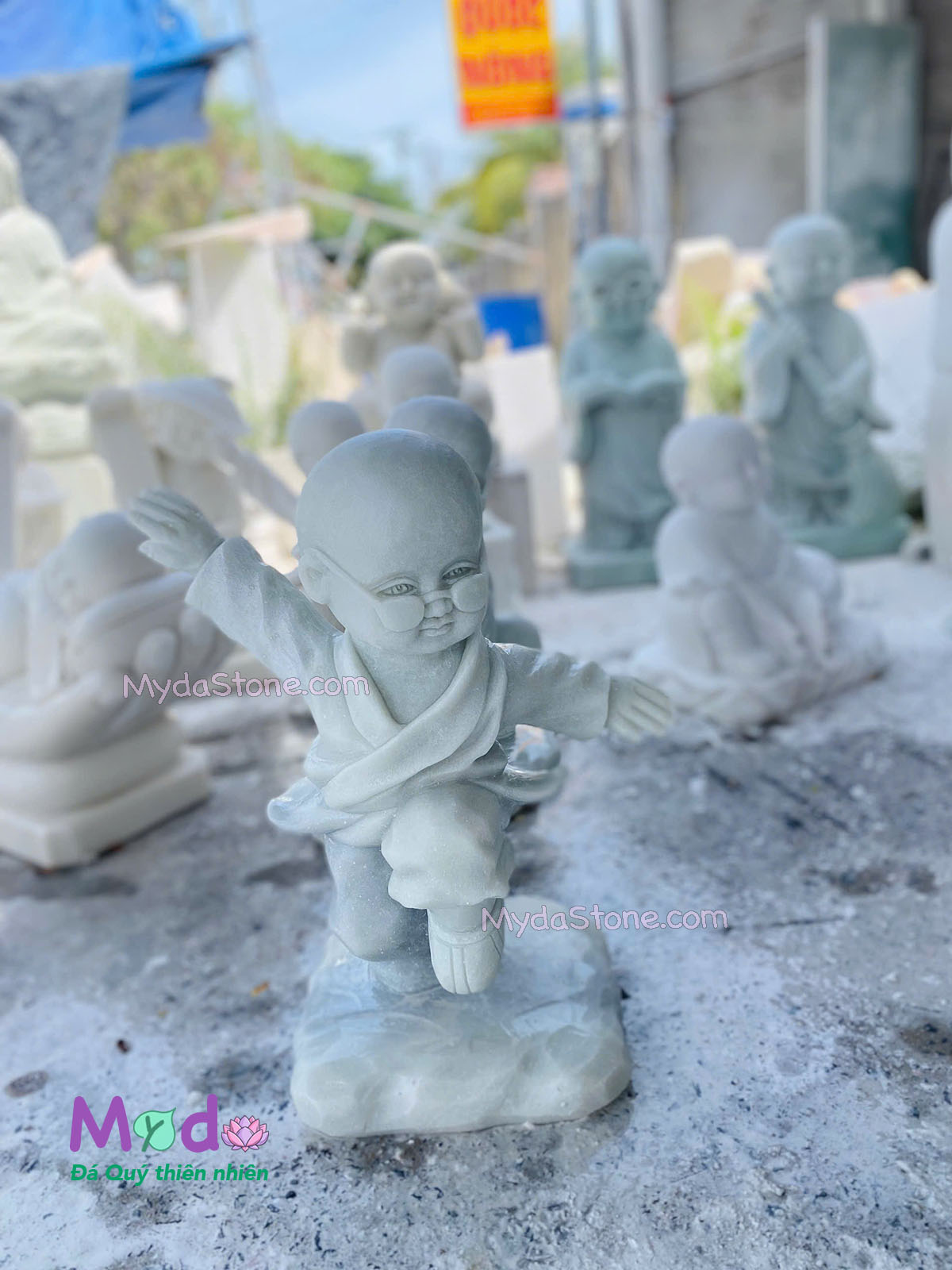 Tượng Chú Tiểu đá Cẩm Thạch Trắng Xanh