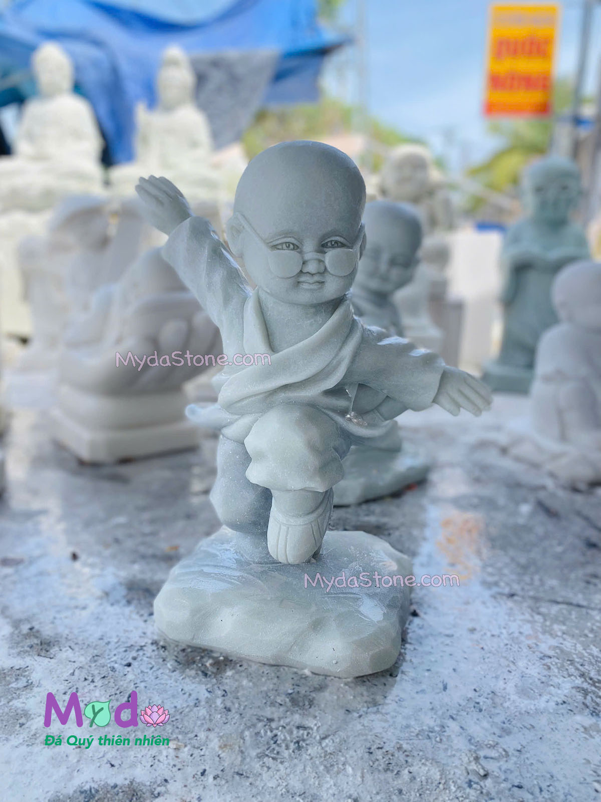 Tượng Chú Tiểu đá Cẩm Thạch Trắng Xanh