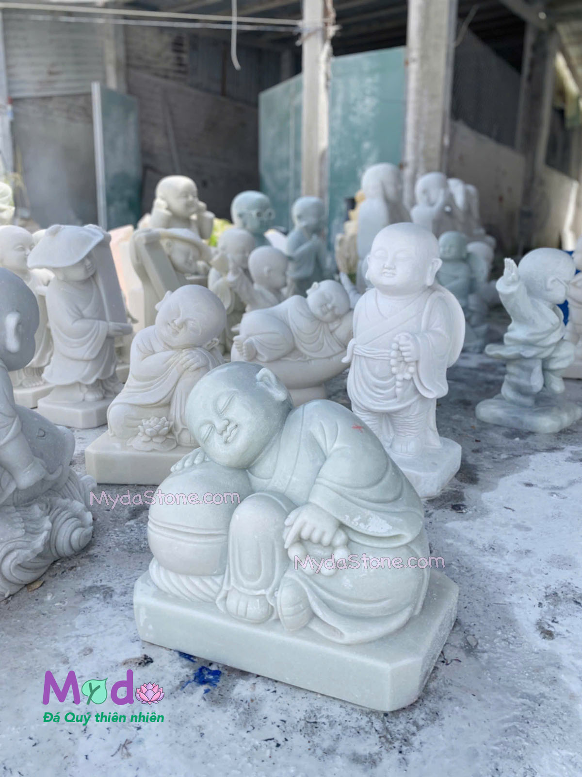 Tượng Chú Tiểu đá Cẩm Thạch Trắng Xanh