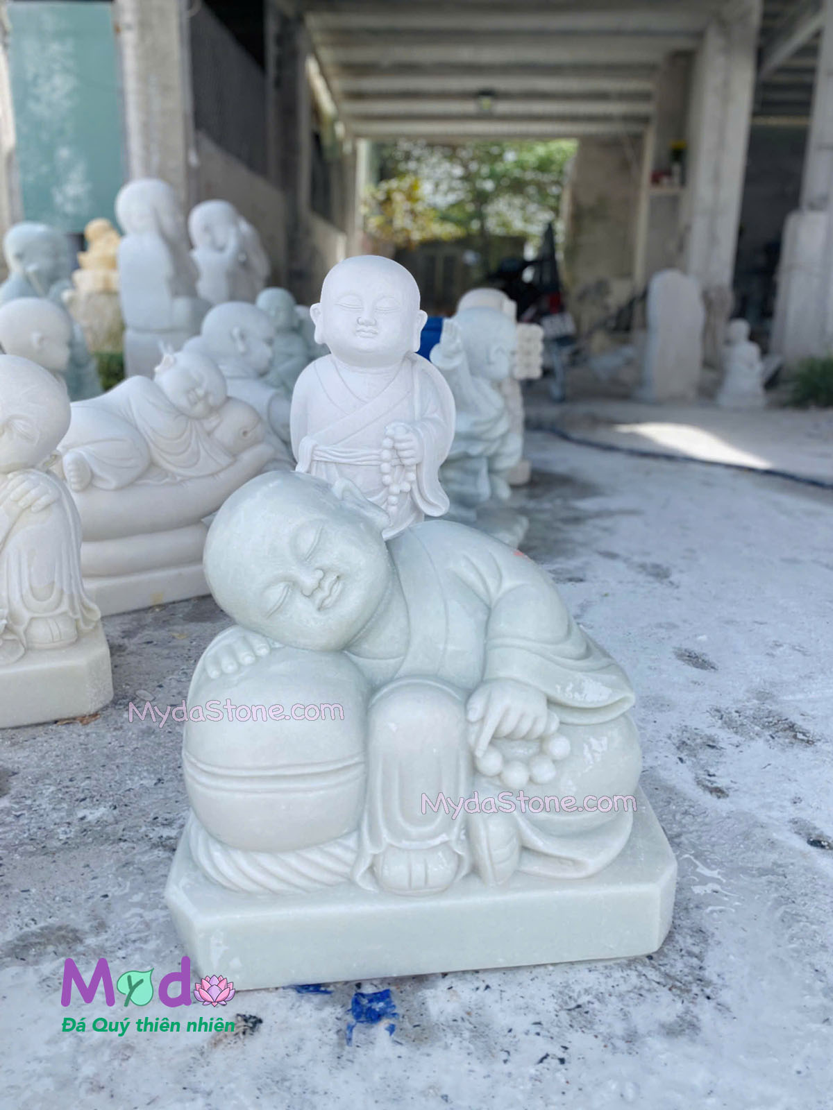 Tượng Chú Tiểu đá Cẩm Thạch Trắng Xanh