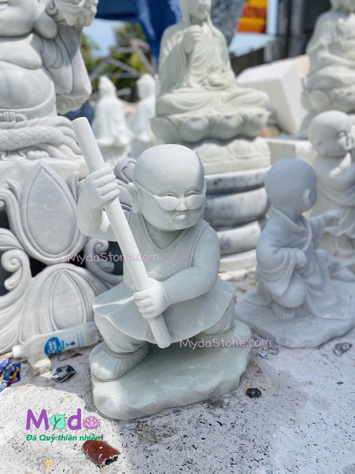 Tượng Chú Tiểu đá Cẩm Thạch Trắng Xanh