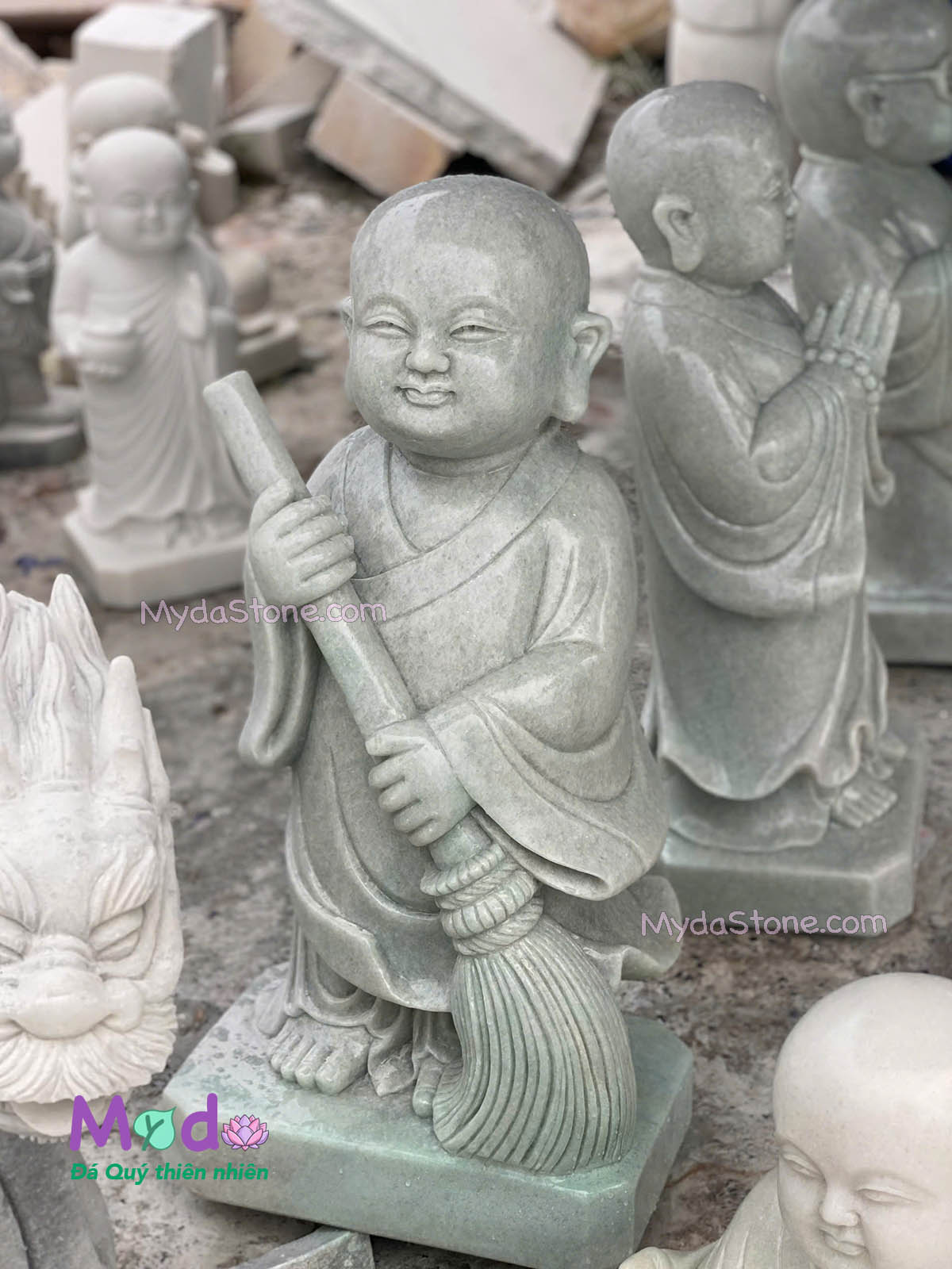 Tượng Chú Tiểu quét rác đá Cẩm Thạch Xanh