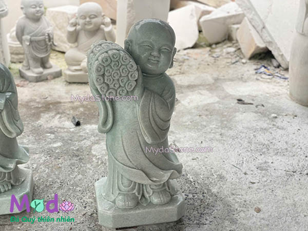 Tượng Chú Tiểu vác củi đá Cẩm Thạch Xanh