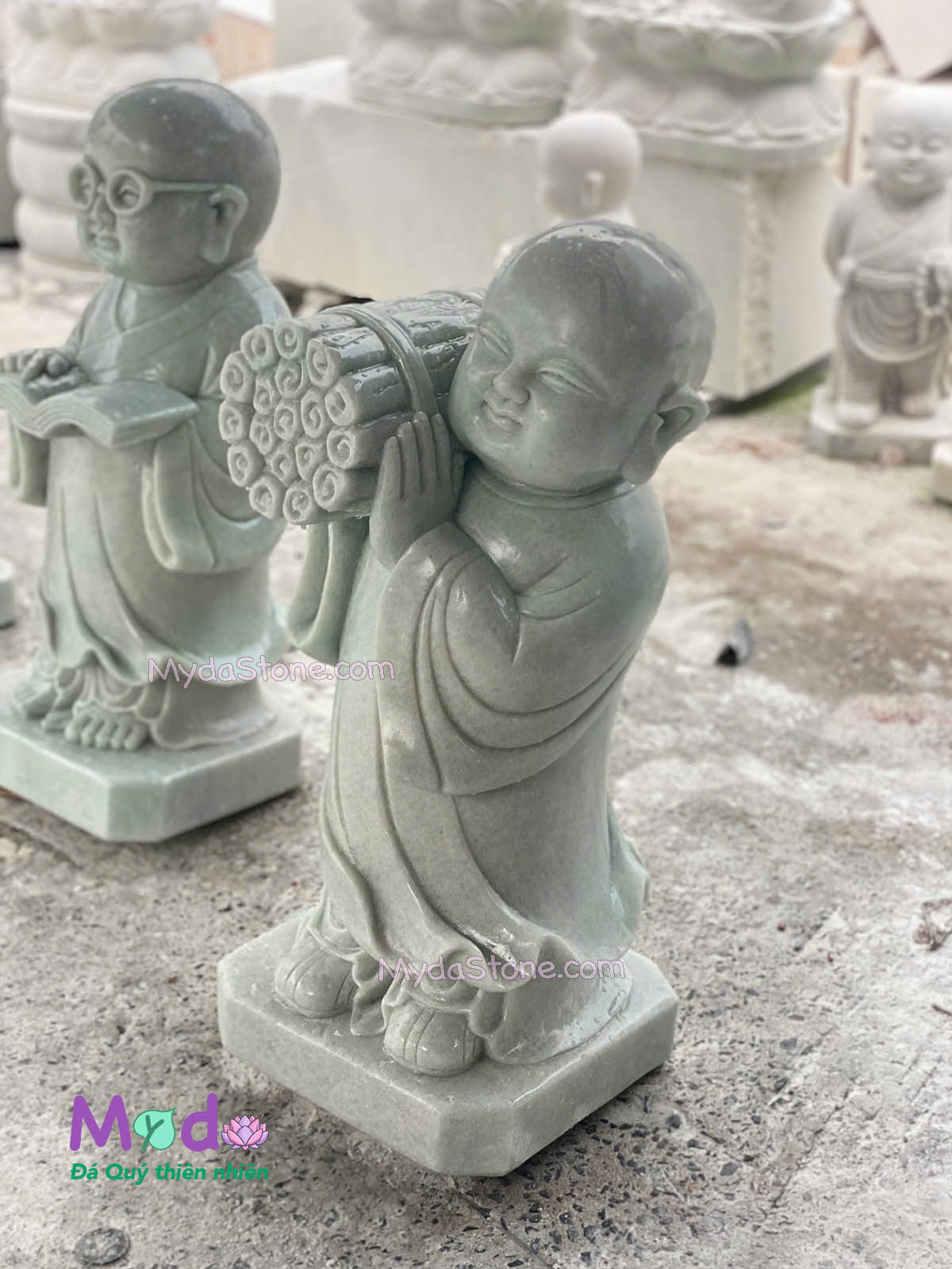Tượng Chú Tiểu vác củi đá Cẩm Thạch Xanh