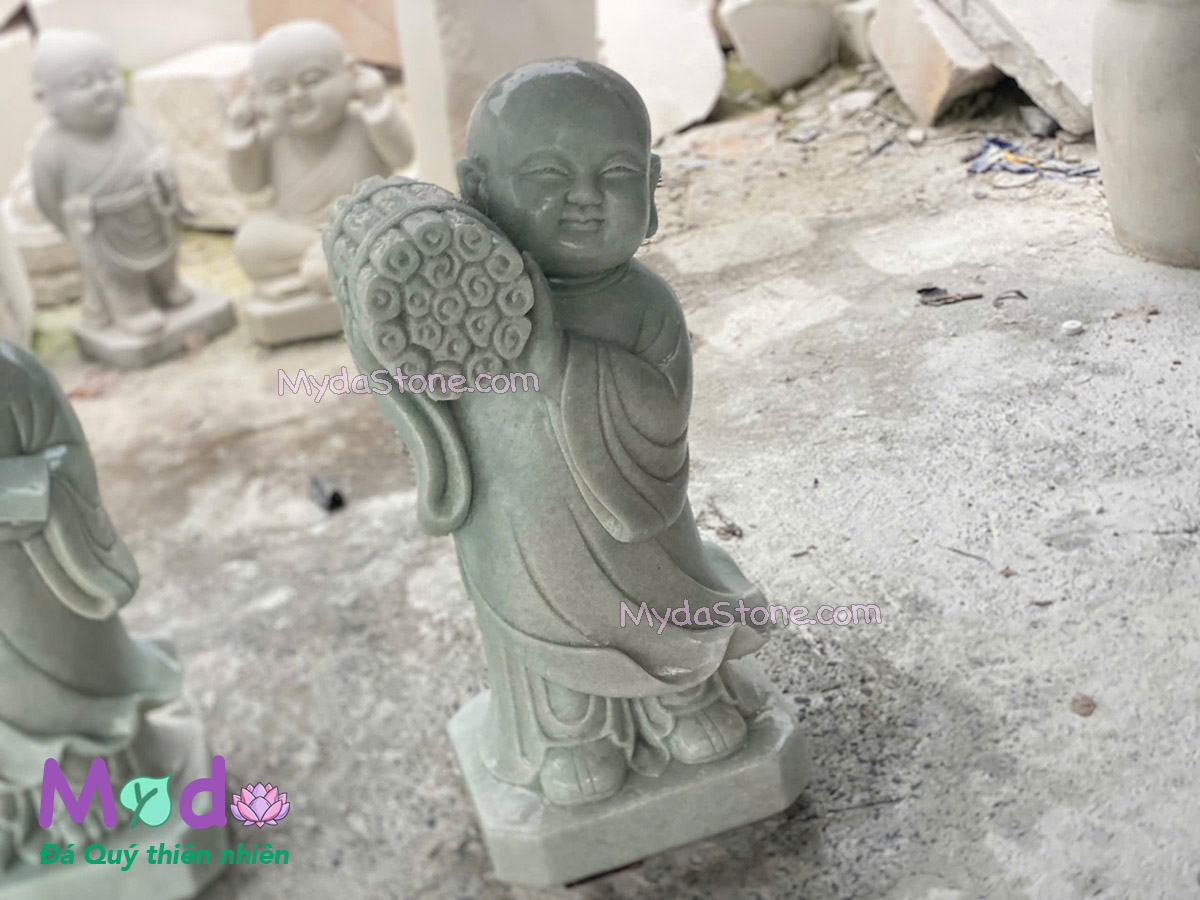 Tượng Chú Tiểu vác củi đá Cẩm Thạch Xanh
