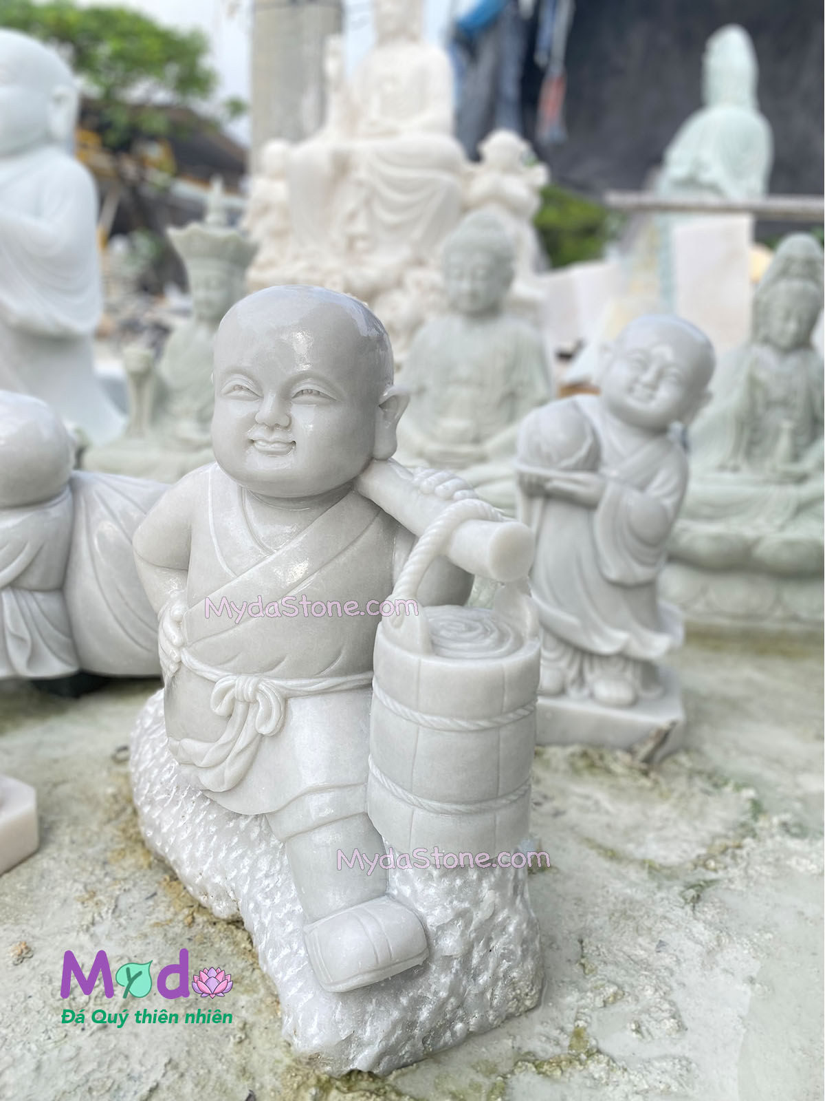 Tượng Chú Tiểu gánh nước đá Cẩm Thạch Trắng