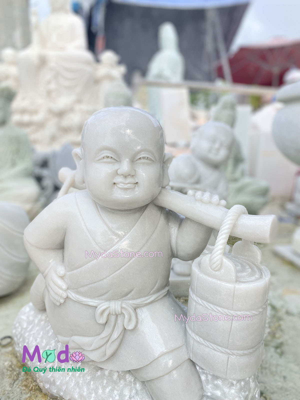 Tượng Chú Tiểu gánh nước đá Cẩm Thạch Trắng