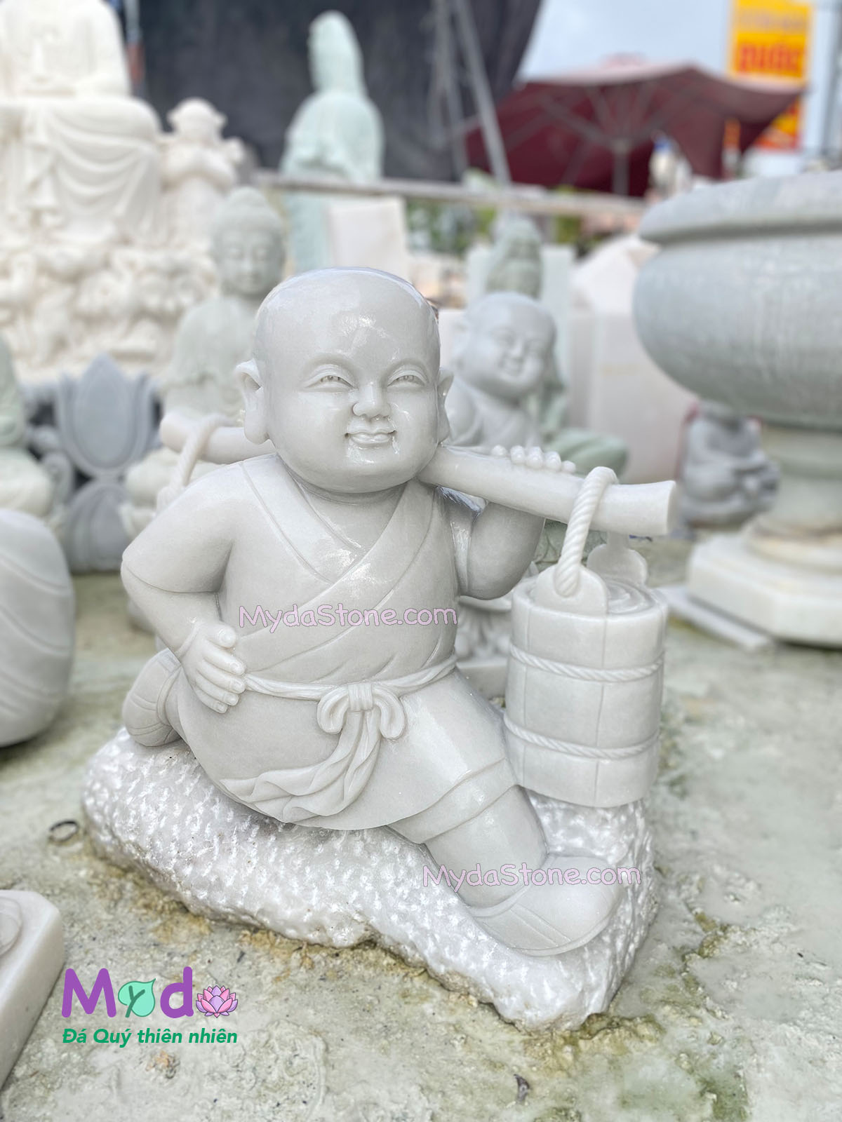 Tượng Chú Tiểu gánh nước đá Cẩm Thạch Trắng