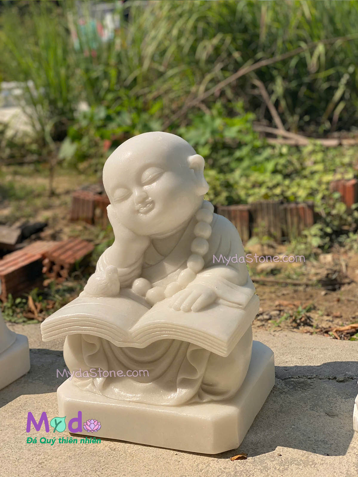 Tượng Chú Tiểu đọc sách đá Cẩm Thạch Trắng