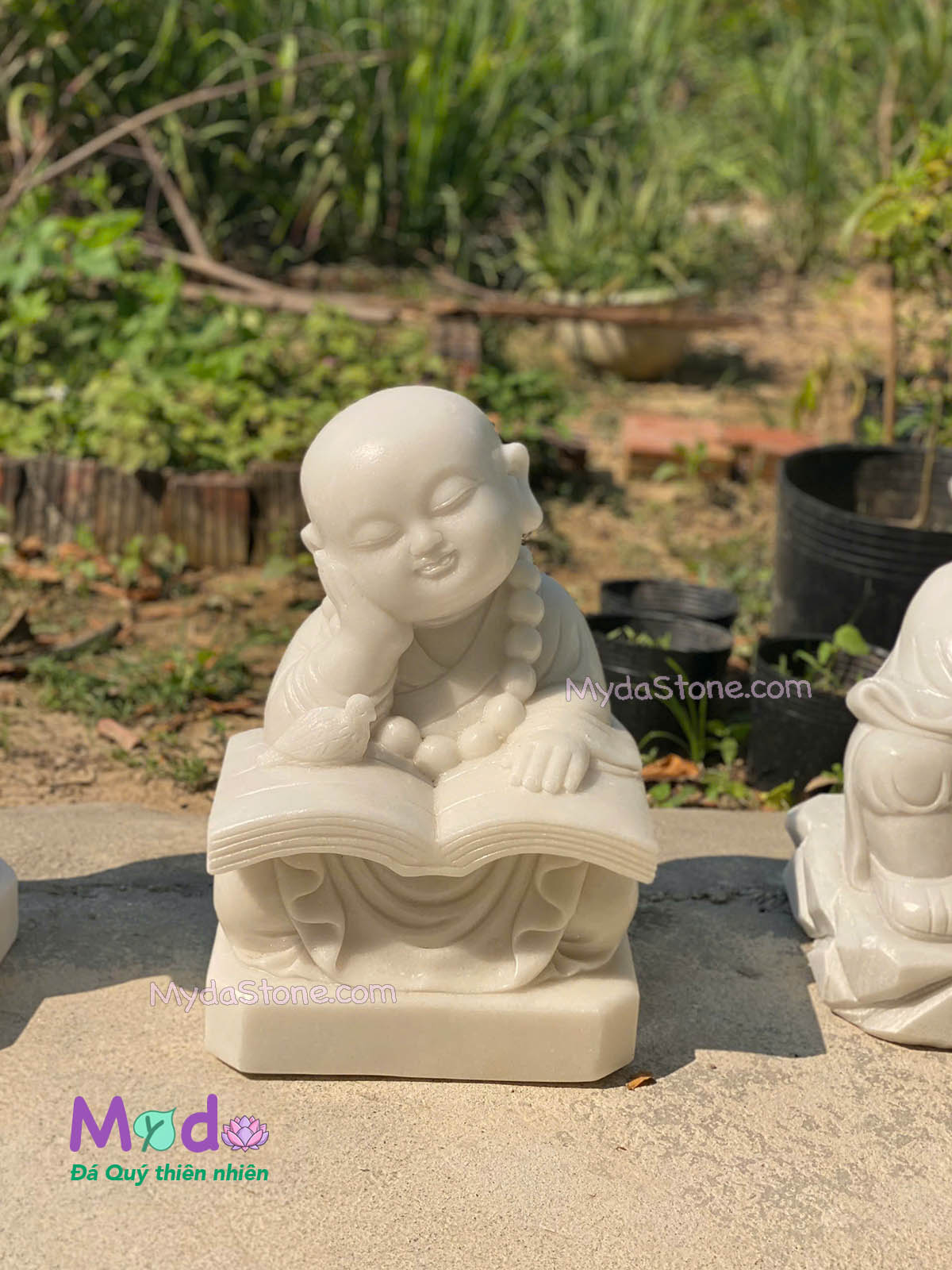 Tượng Chú Tiểu đọc sách đá Cẩm Thạch Trắng