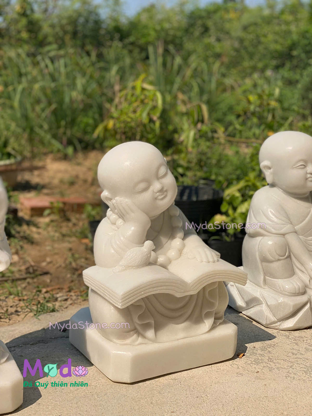 Tượng Chú Tiểu đọc sách đá Cẩm Thạch Trắng