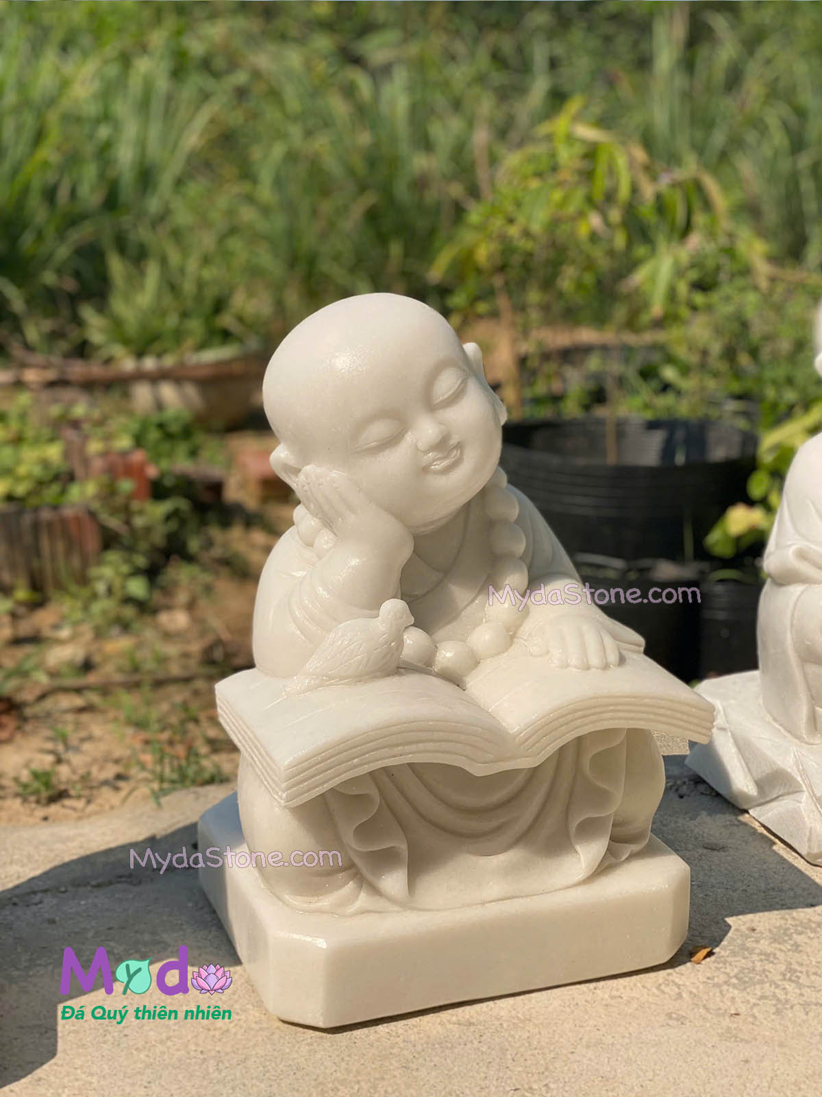 Tượng Chú Tiểu đọc sách đá Cẩm Thạch Trắng