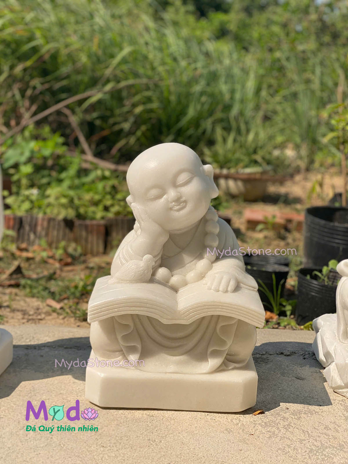 Tượng Chú Tiểu đọc sách đá Cẩm Thạch Trắng