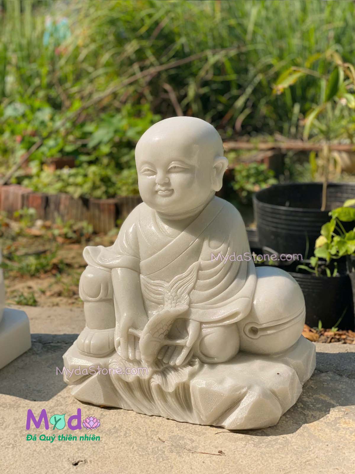Tượng Chú Tiểu thả cá đá Cẩm Thạch Trắng