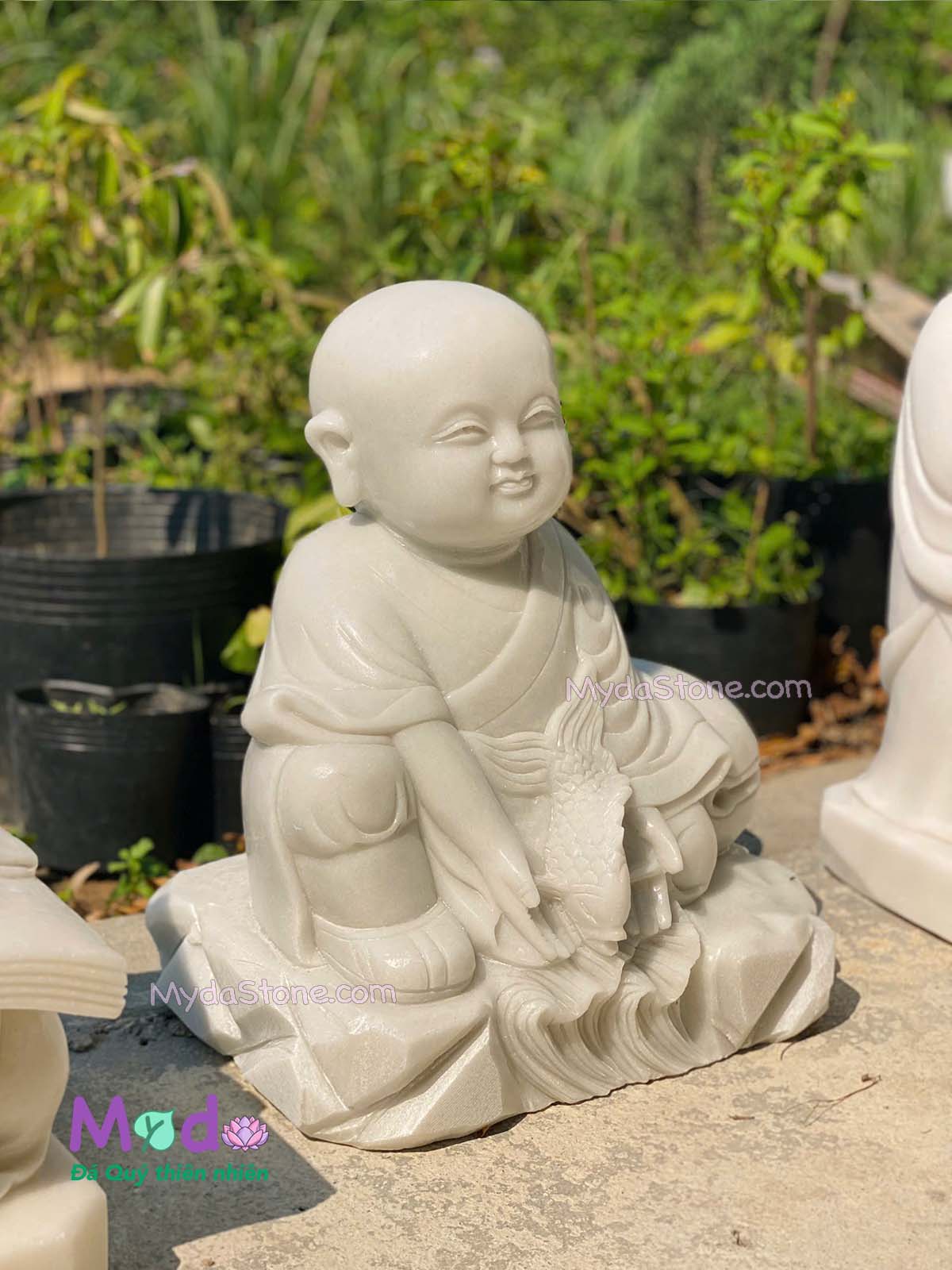 Tượng Chú Tiểu thả cá đá Cẩm Thạch Trắng