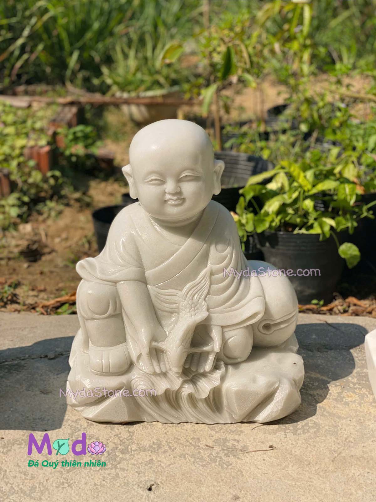 Tượng Chú Tiểu thả cá đá Cẩm Thạch Trắng