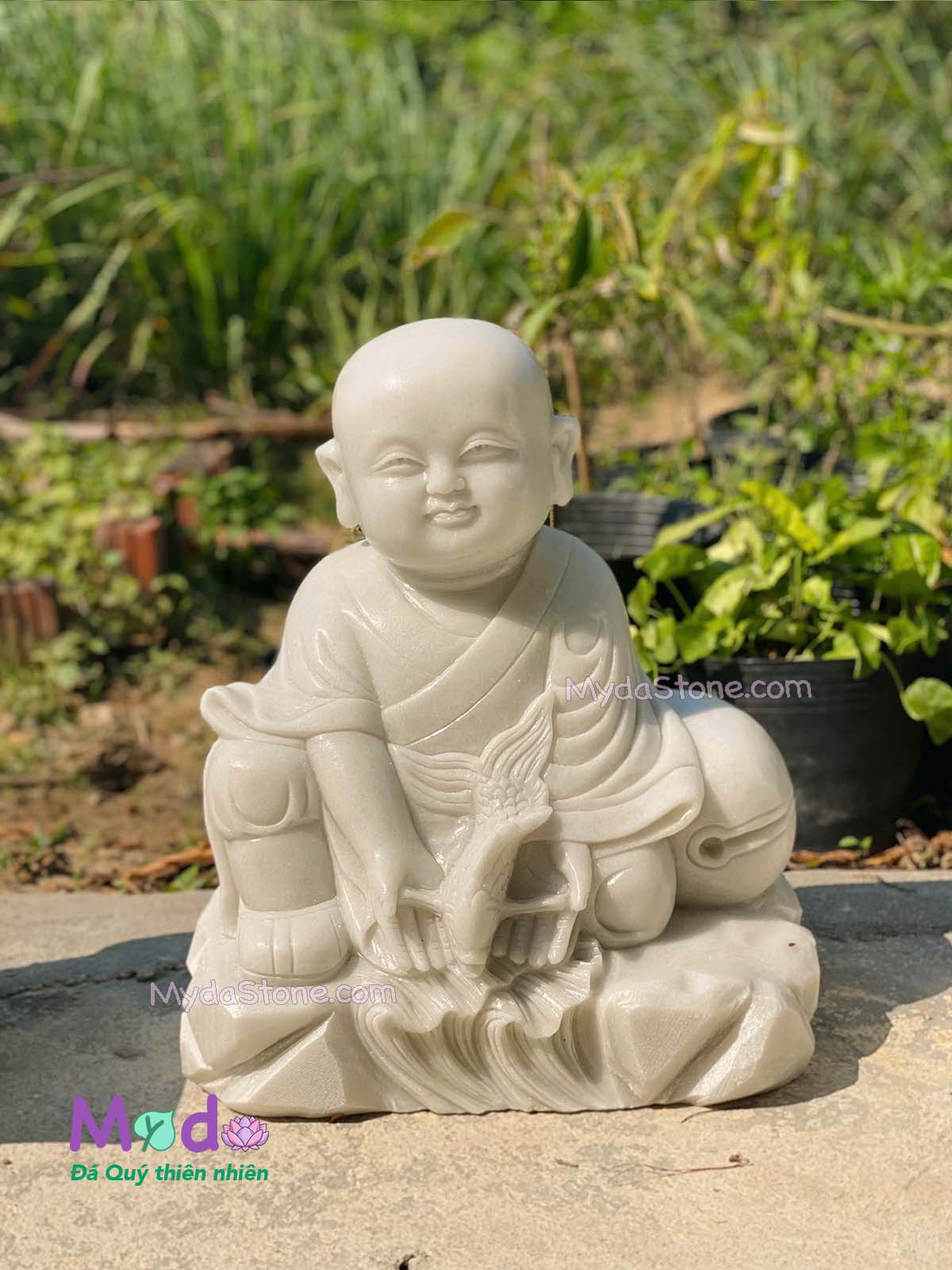 Tượng Chú Tiểu thả cá đá Cẩm Thạch Trắng