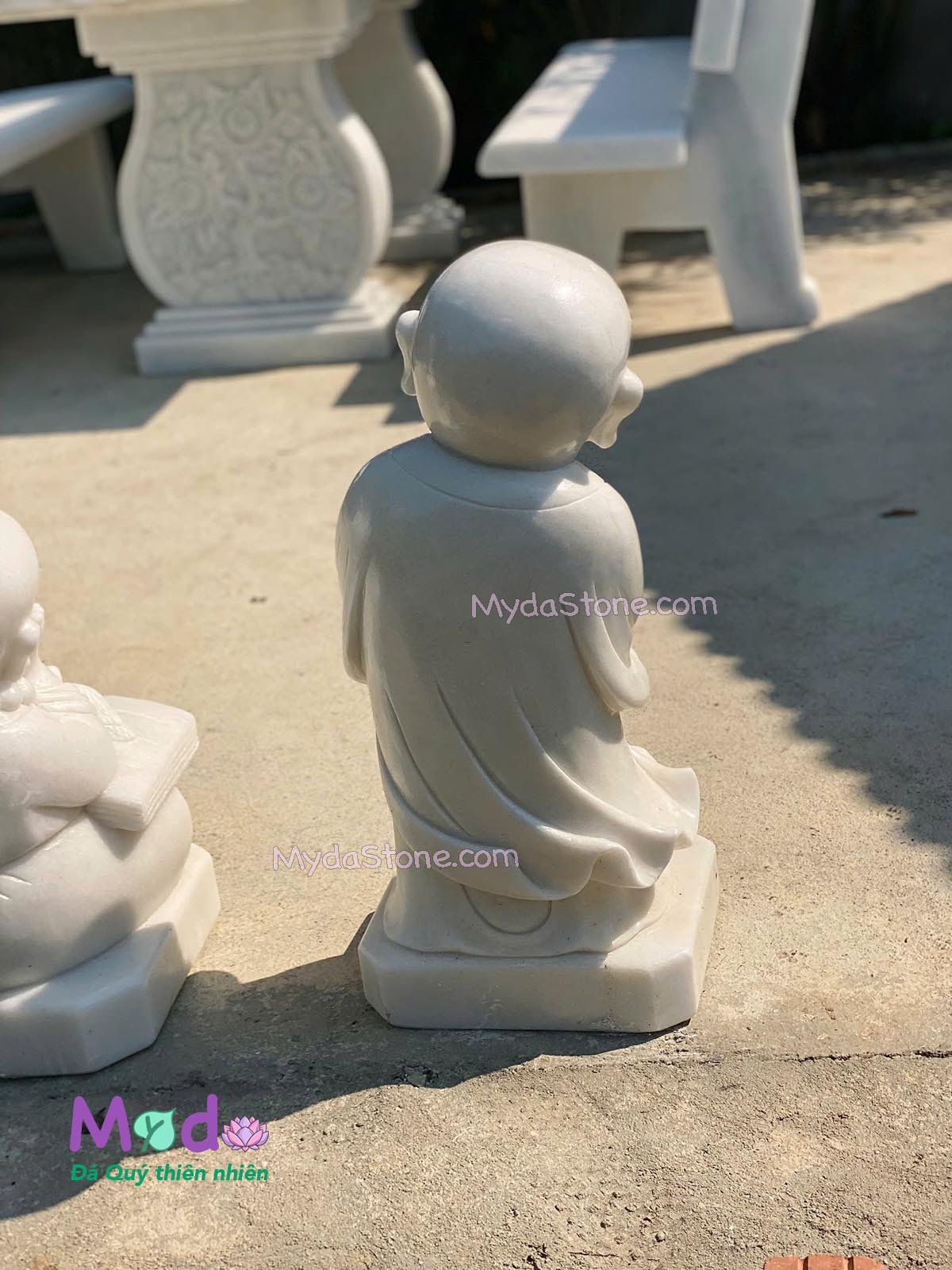 Tượng Chú Tiểu ôm hoa đá Cẩm Thạch Trắng