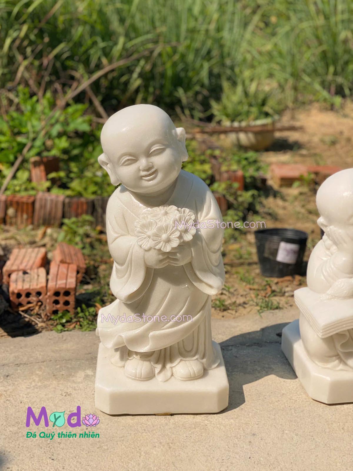 Tượng Chú Tiểu ôm hoa đá Cẩm Thạch Trắng
