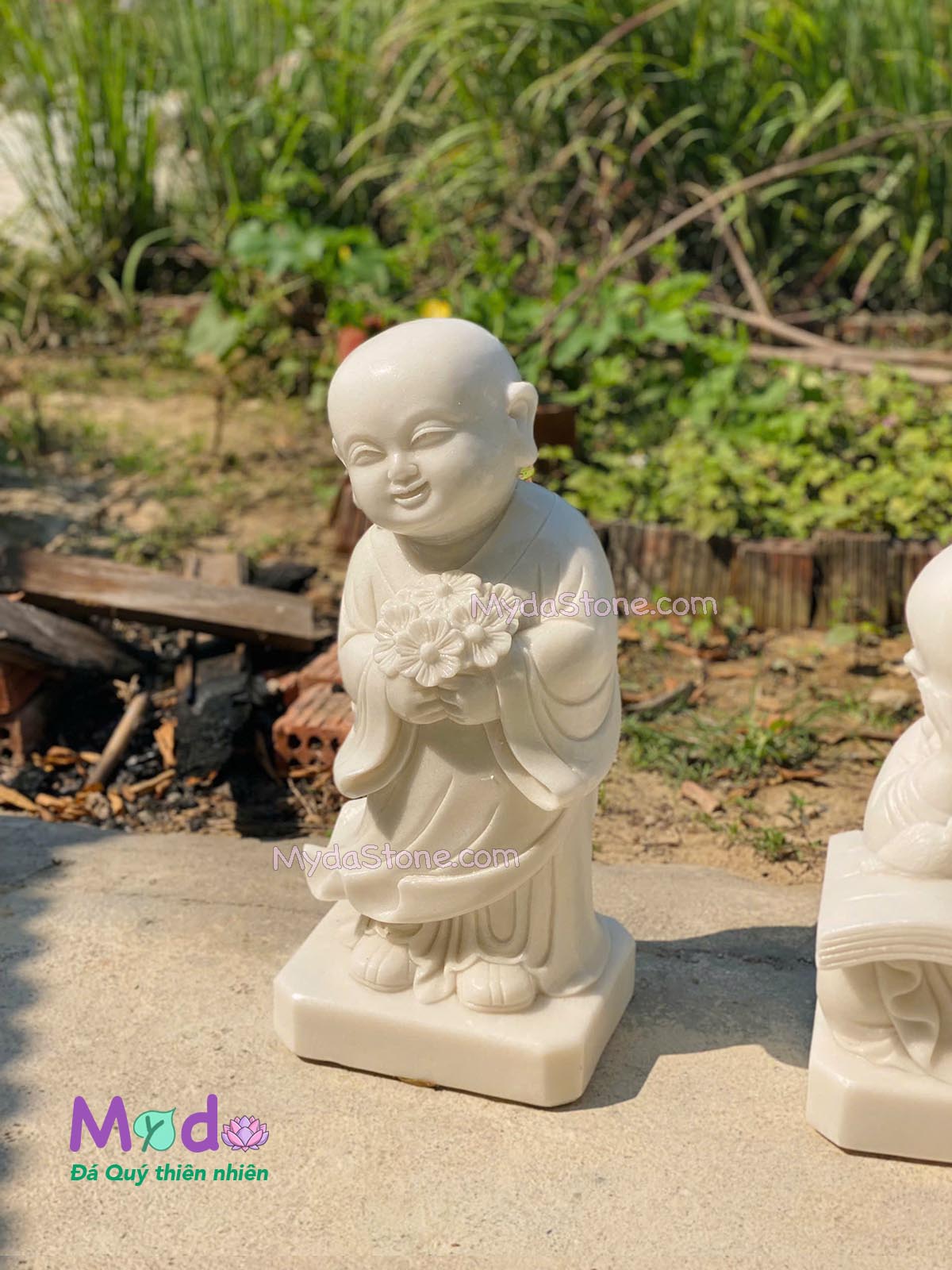 Tượng Chú Tiểu ôm hoa đá Cẩm Thạch Trắng