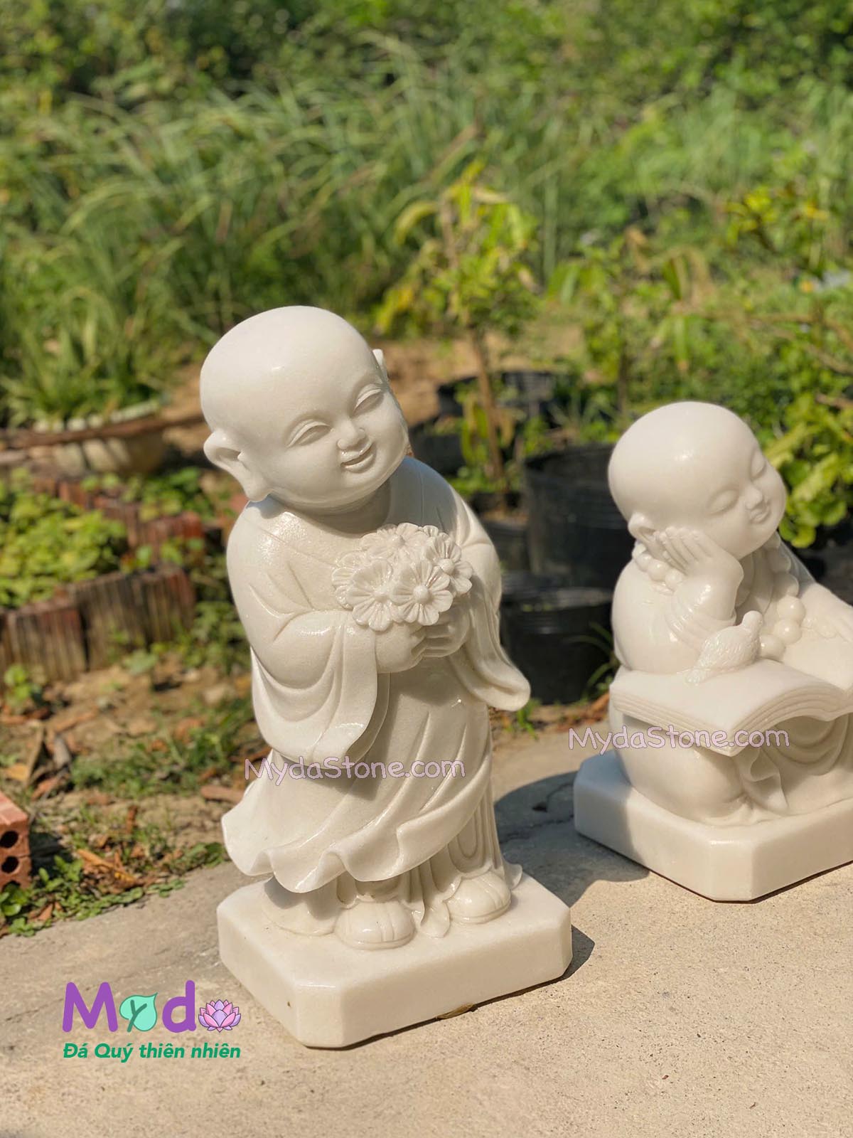 Tượng Chú Tiểu ôm hoa đá Cẩm Thạch Trắng