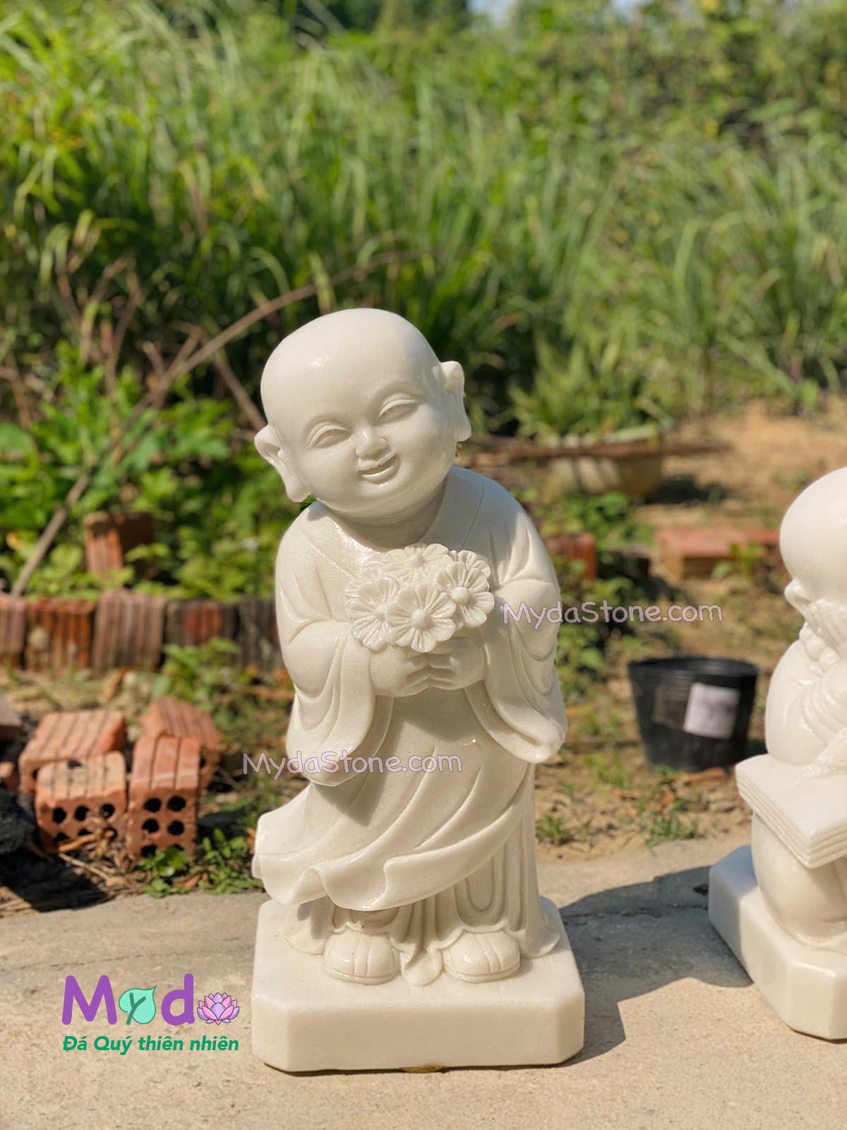 Tượng Chú Tiểu ôm hoa đá Cẩm Thạch Trắng