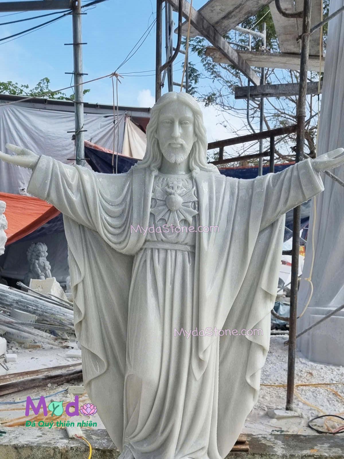 Tượng Chúa Kito Vua dang tay đá Cẩm thạch Trắng