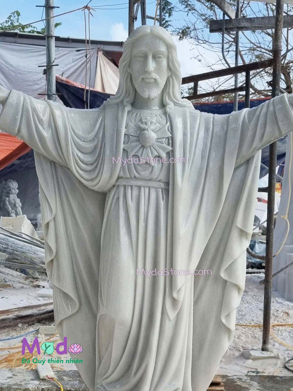 Tượng Chúa Kito Vua dang tay đá Cẩm thạch Trắng