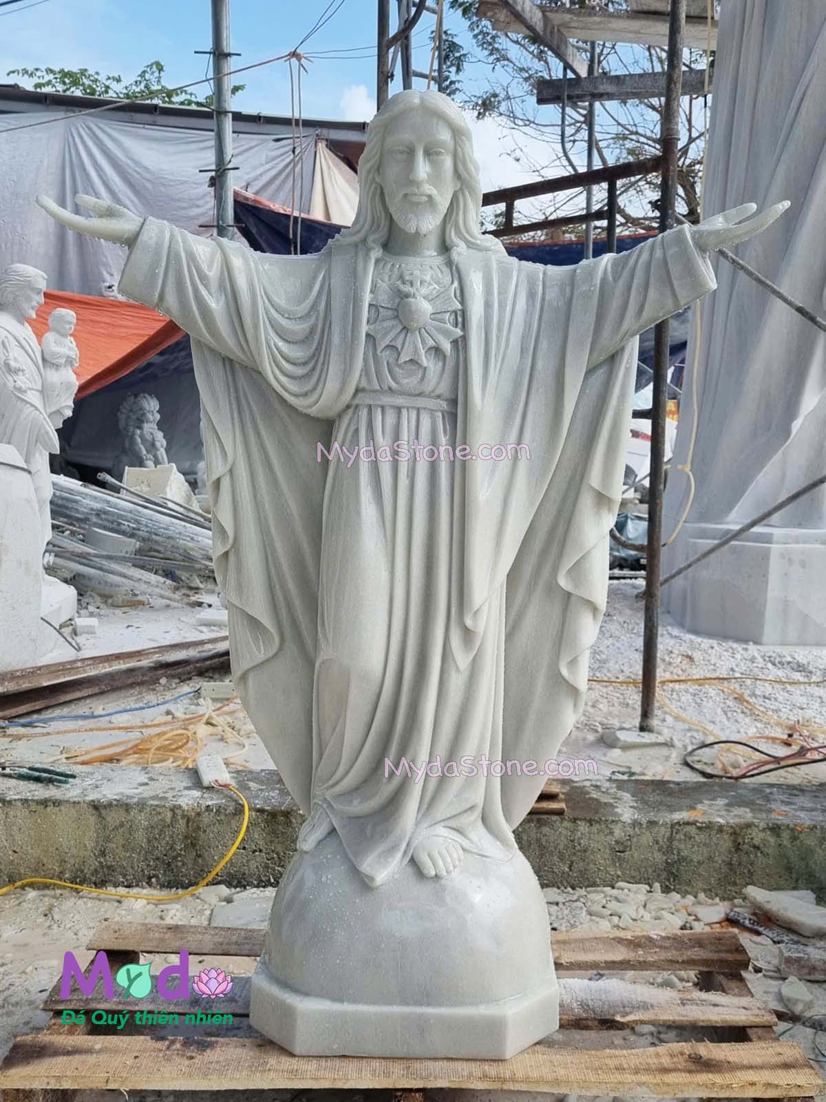 Tượng Chúa Kito Vua dang tay đá Cẩm thạch Trắng