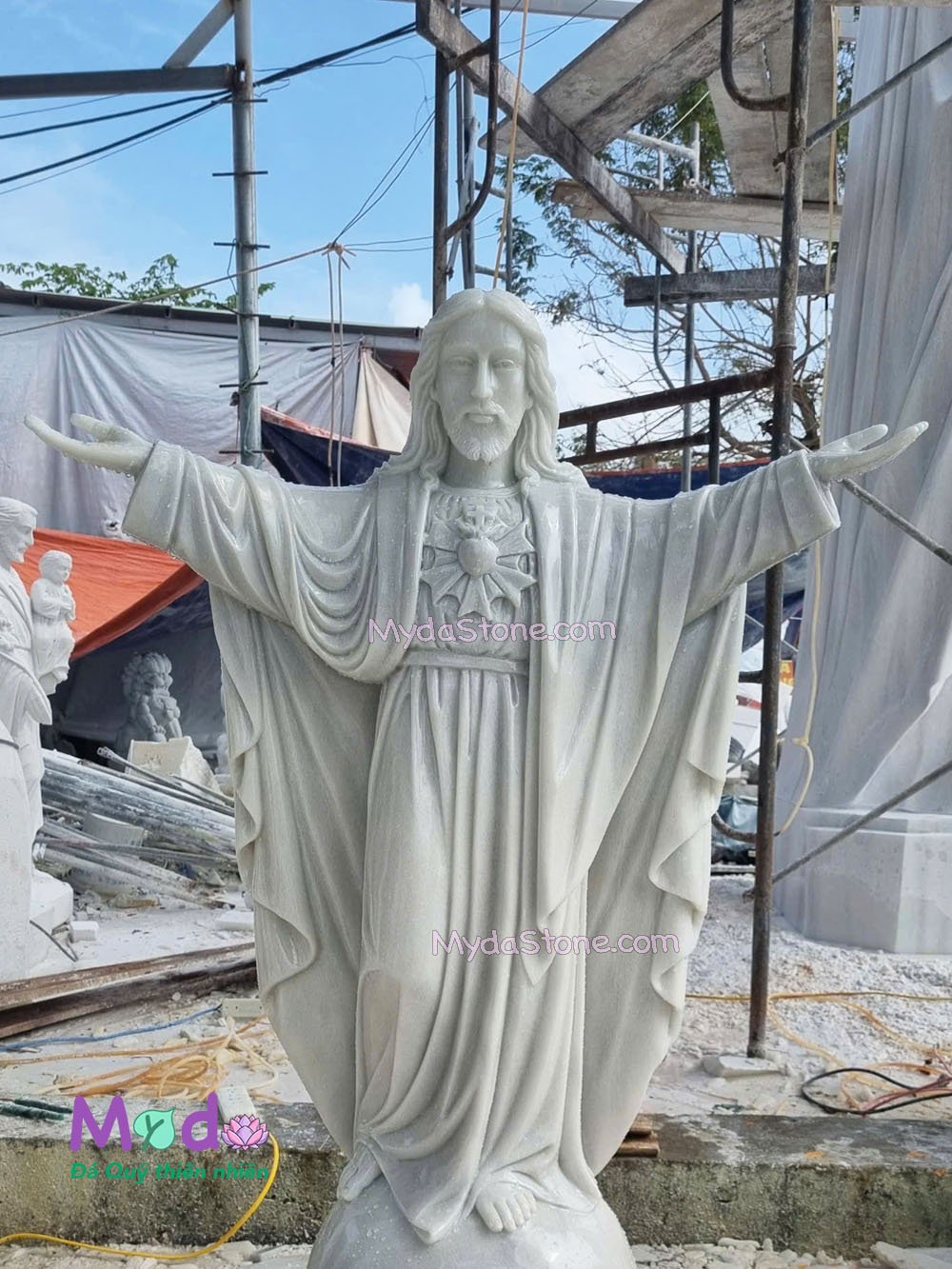 Tượng Chúa Kito Vua dang tay đá Cẩm thạch Trắng