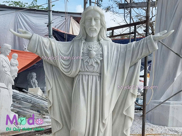 Tượng Chúa Kito Vua dang tay đá Cẩm thạch Trắng