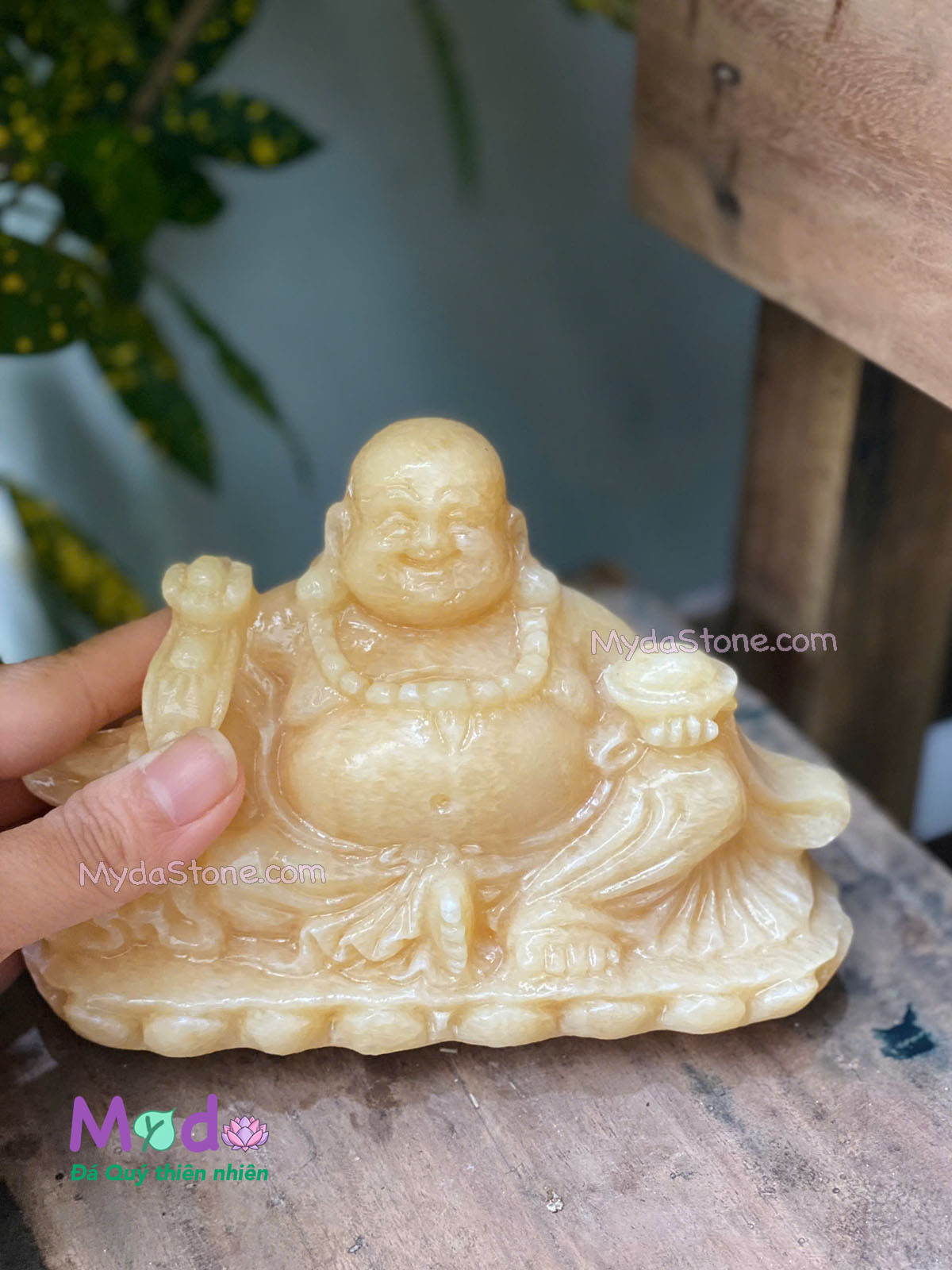 Tượng Di Lặc ngồi đá Ngọc Hoàng Long