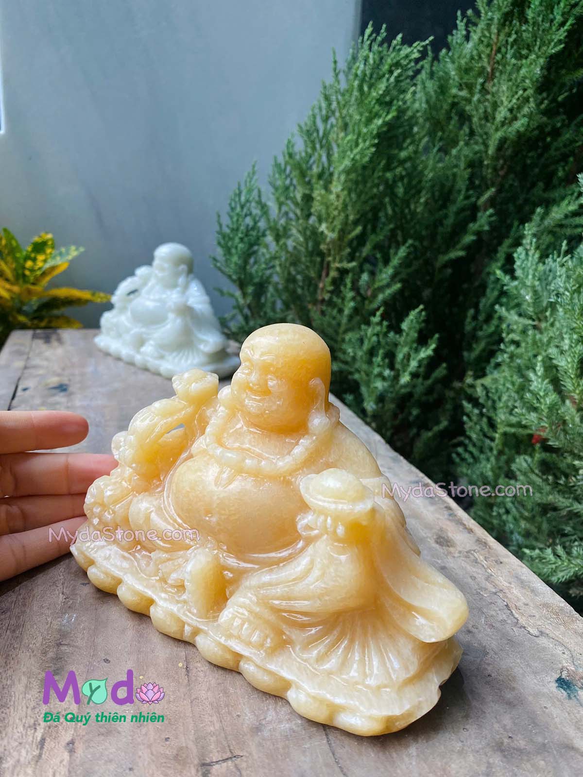 Tượng Di Lặc ngồi đá Ngọc Hoàng Long