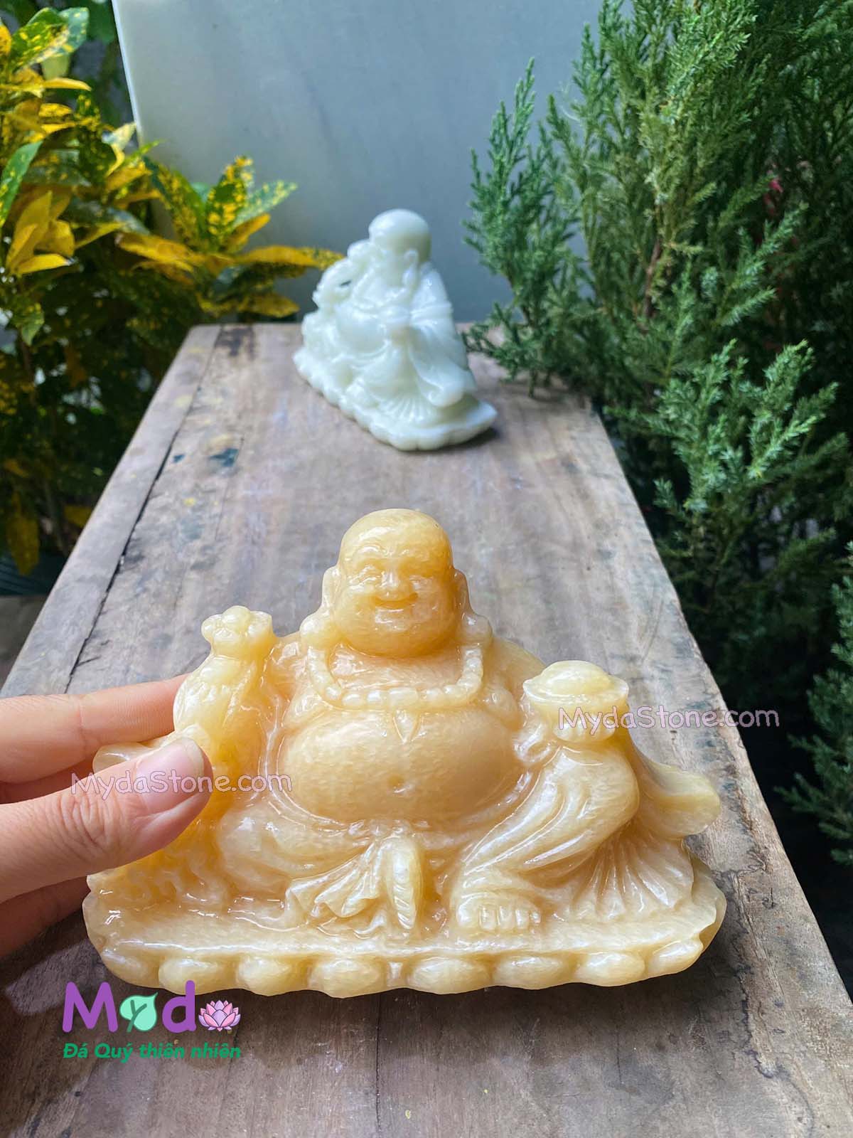 Tượng Di Lặc ngồi đá Ngọc Hoàng Long