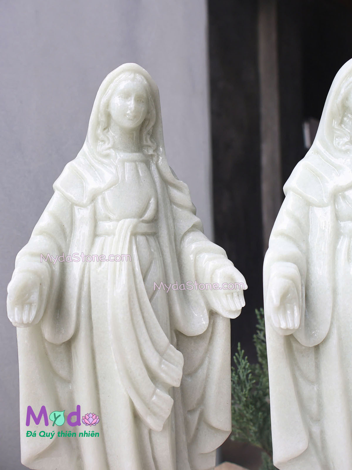 Tượng Đức Mẹ Ban Ơn bằng đá Cẩm Thạch Trắng Xanh