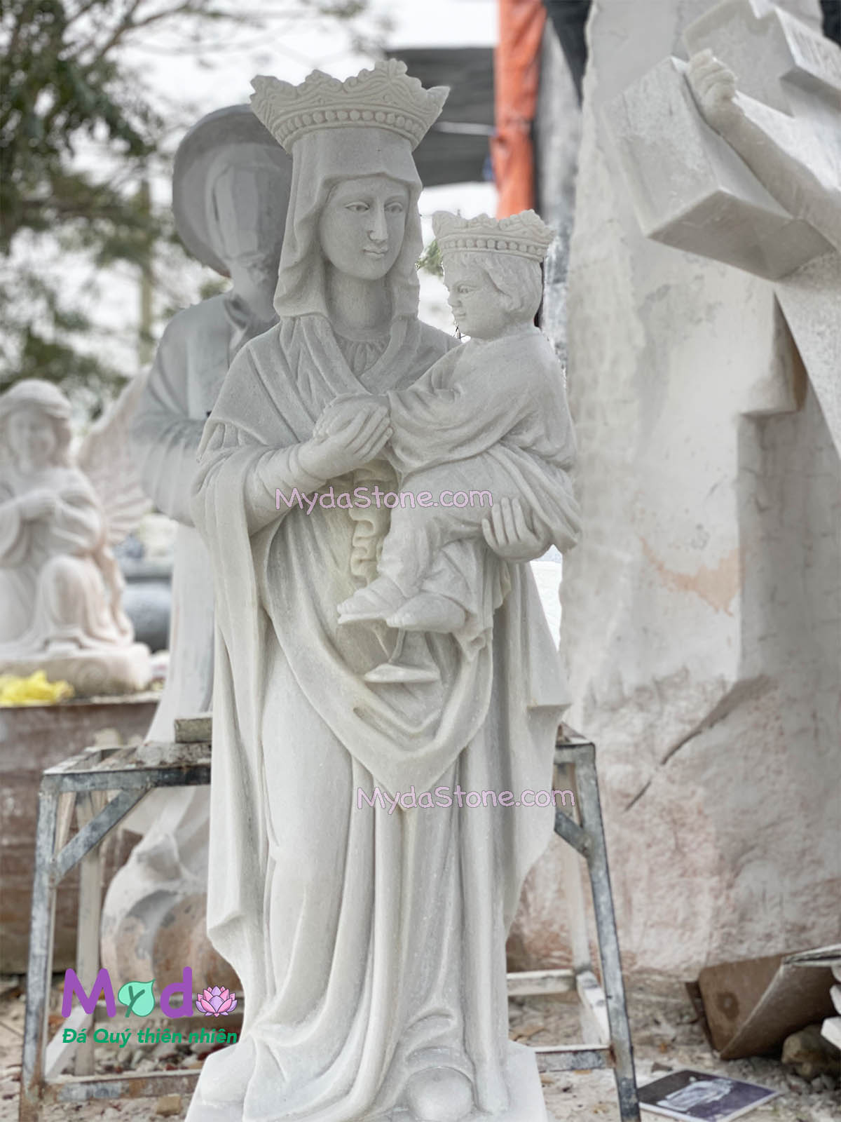 Tượng Đức Mẹ Hằng Cứu Giúp bằng đá Cẩm Thạch Trắng