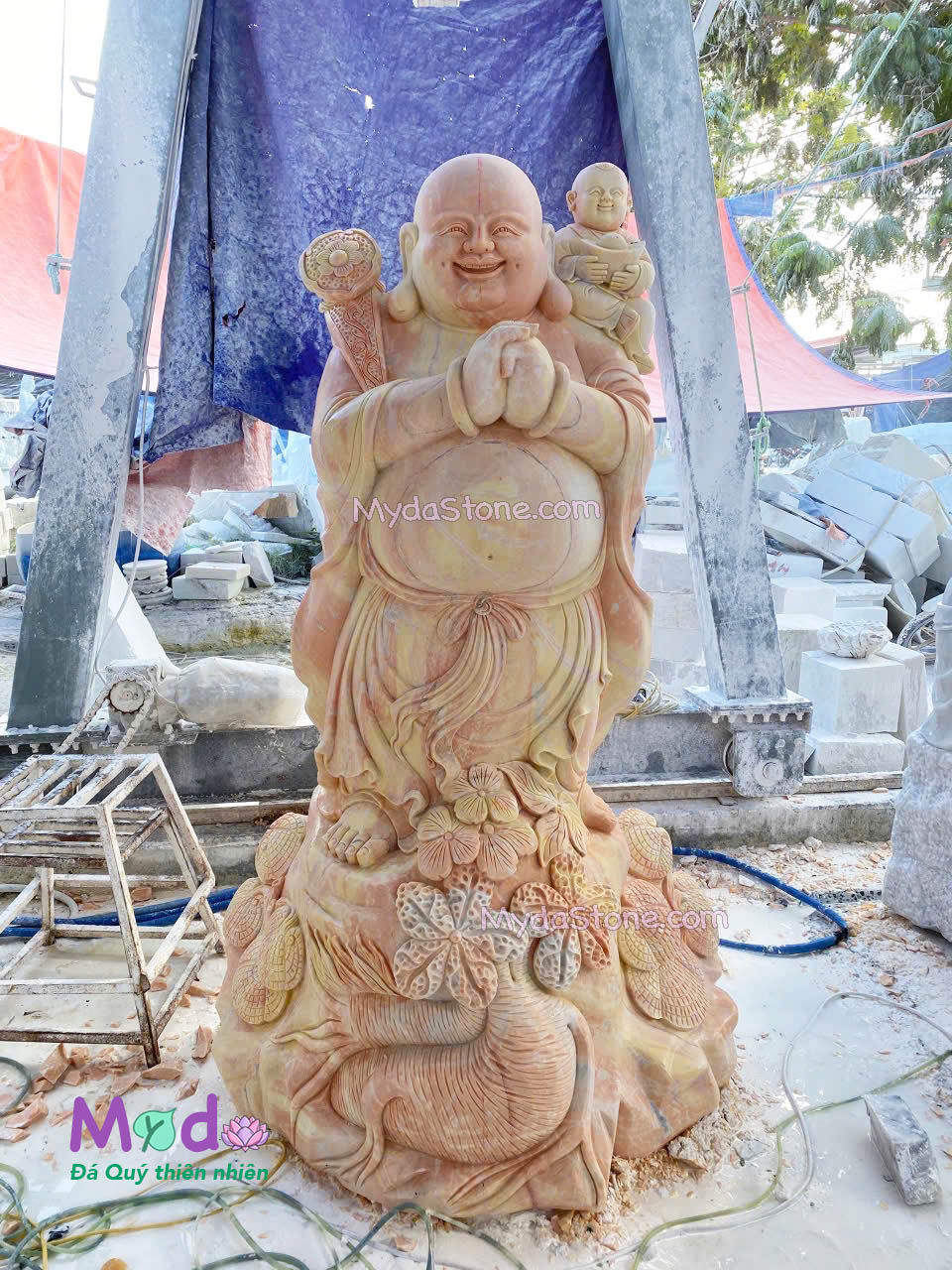 Tượng Phật Di Lặc đứng đá Cà Rốt Vàng