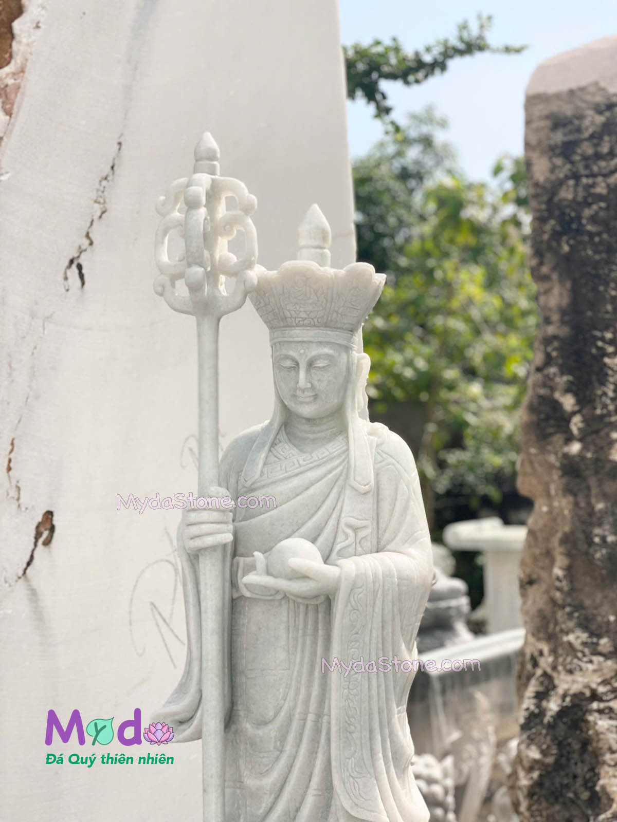 Tượng Phật Địa Tạng đứng đài sen đá Cẩm Thạch Trắng Xanh