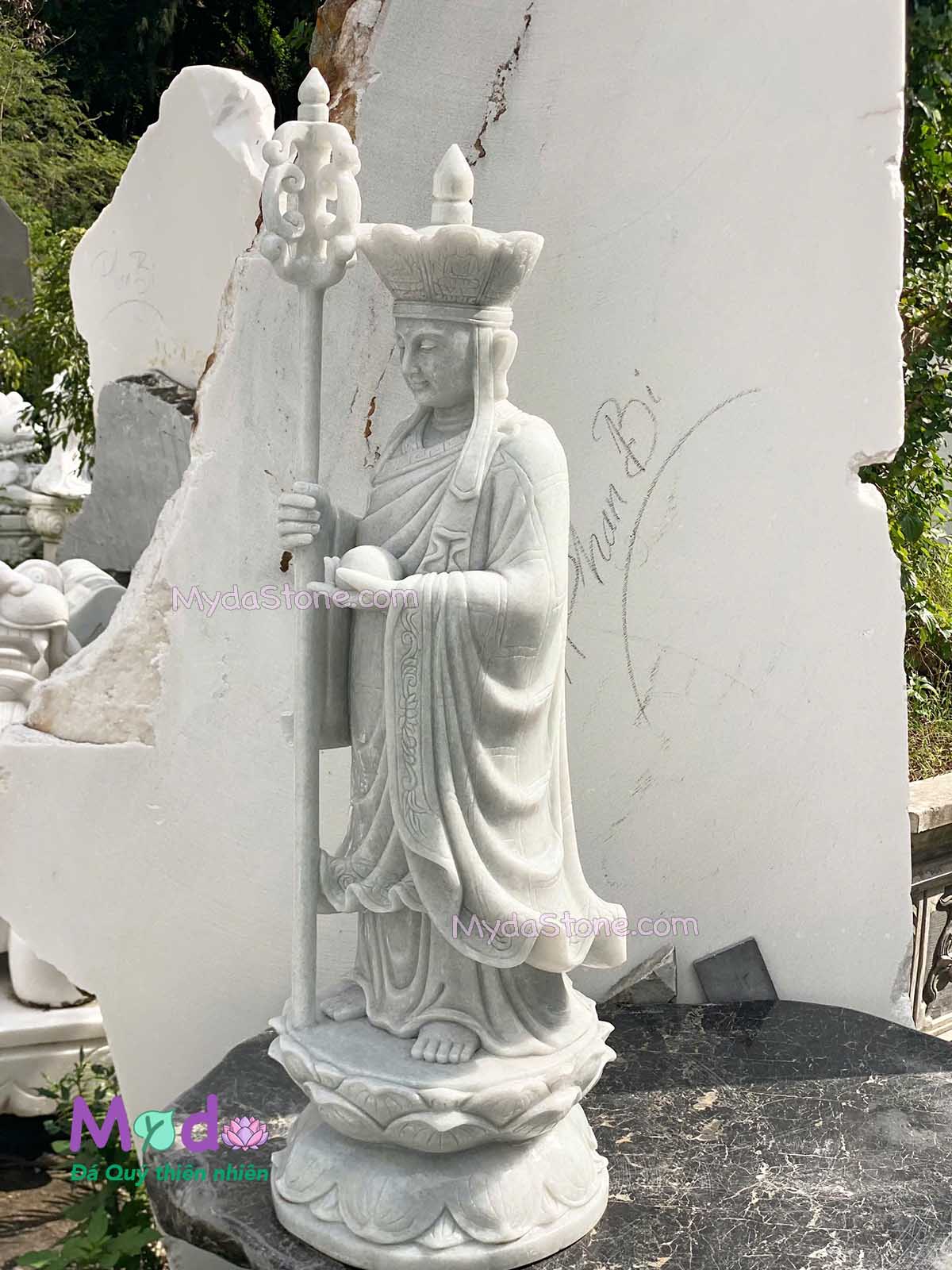 Tượng Phật Địa Tạng đứng đài sen đá Cẩm Thạch Trắng Xanh