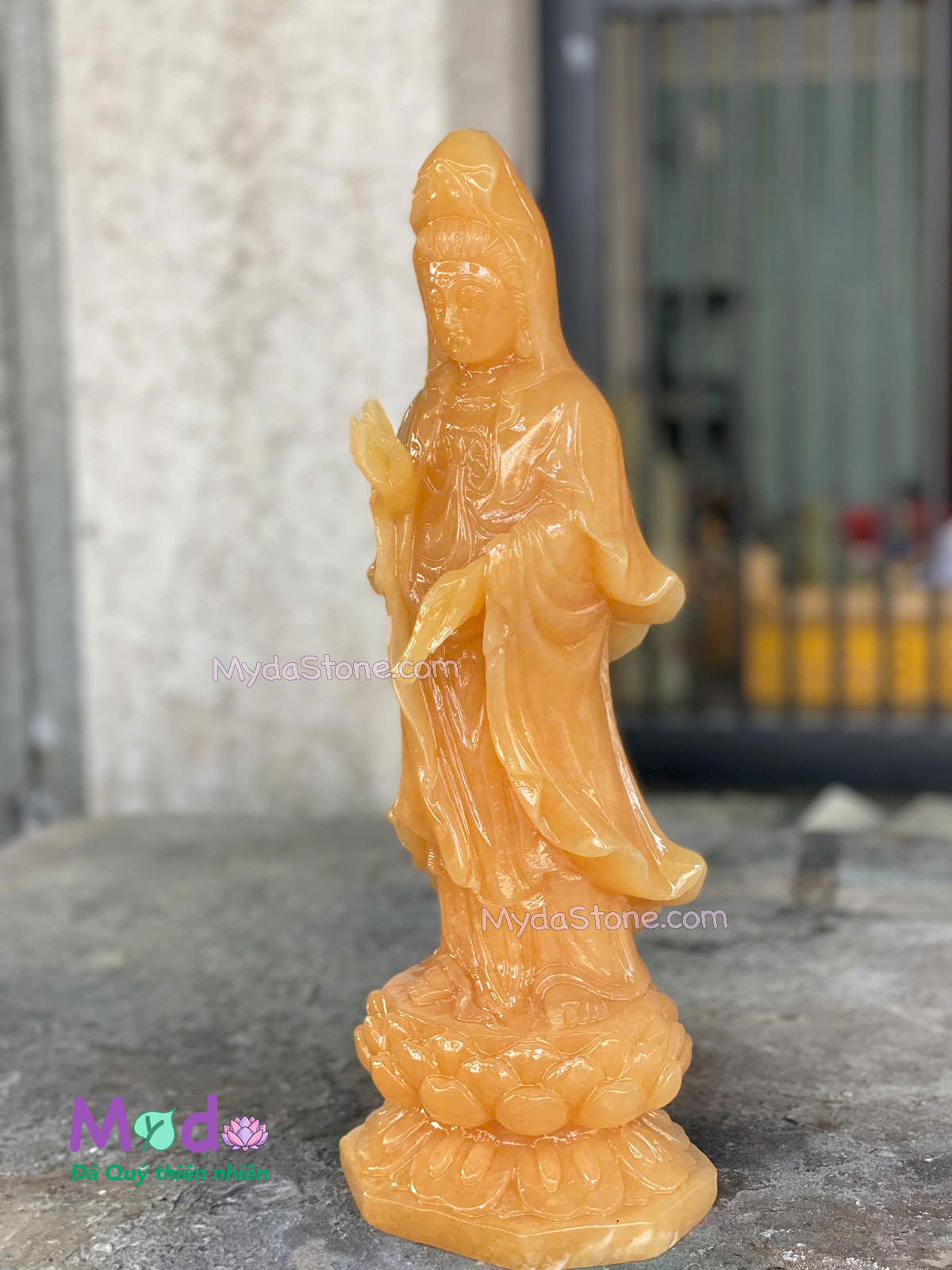 Tượng Phật Quan Âm đứng đài sen đá Ngọc Hoàng Long