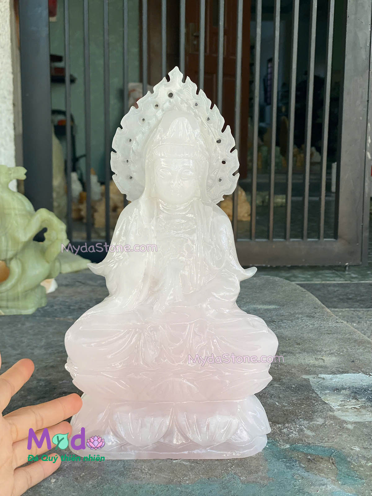 Tượng Phật Quan Âm ngồi đài sen đá Ngọc Hồng